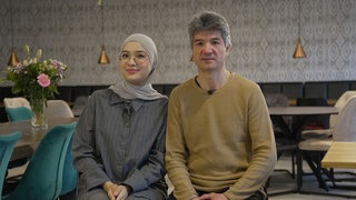 Hasan stammt aus Xinjiang und genießt mit seiner Tochter traditionellen uigurischen Tee in ihrem Restaurant in Stuttgart.