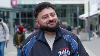 Immer wieder sagten Ärzte Gionatan, dass er nicht mehr lange leben wird. Den Prognosen zum Trotz lebt er heute mit 28 Jahren ein neues Leben. Seine Geschichte erzählt er in der Landesschau und strahlt dabei im Studio.  