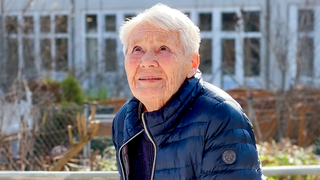 Uschi aus Stuttgart sitzt im Garten der Tagespflegeeinrichtung, die sie regelmäßig besucht. Am meisten freut sich die 84-Jährige, wenn die Sonne scheint und die Vögel zwitschern.