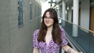 Justine lächelt in die Kamera