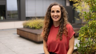 Frau mit roten T-Shirt und Locken