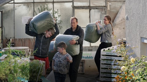 Cornelius und seine Familie bei der Arbeit in der Gärtnerei