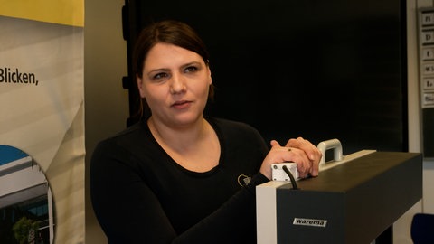 Frau mit dunkel Augen und dunklem Haare mit schwarzen Oberteil