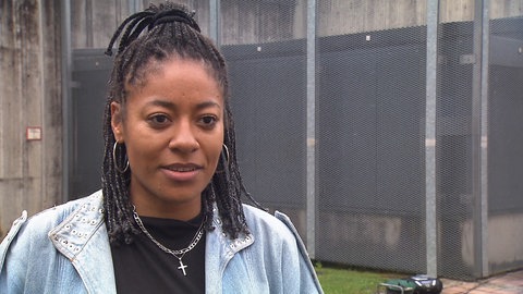 Diana spielt Konzerte hinter Gittern - Proträt nah