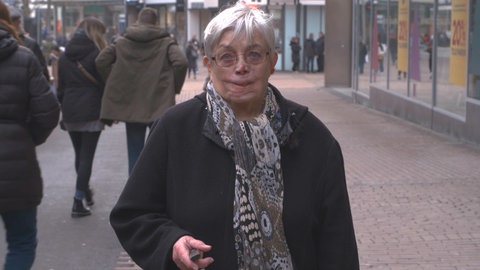 Hannelore aus Ulm wurde als junge Frau von ihrer Hündin ins Gesicht gebissen.