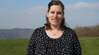 Junge Frau lächelt in Kamera