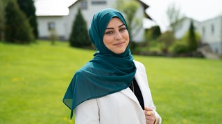 Junge Frau mit Kopftuch