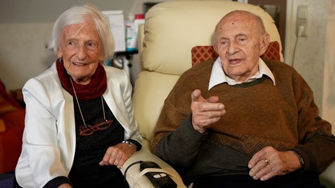 Altes Ehepaar bei sich im Wohnzimmer