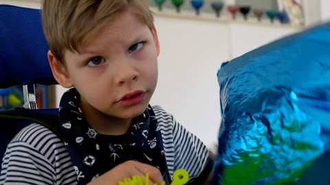 Kind im Ringelhemd mit Halstuch