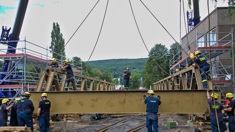 Nach der schweren Flut im Ahrtal 2021 bauen THW-Kräfte in Bad Neuenahr in wenigen Tagen eine Behelfsbrücke, um Verkehrswege wieder herzustellen.