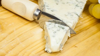 Gorgonzola auf einem Brett mit Käsemesser