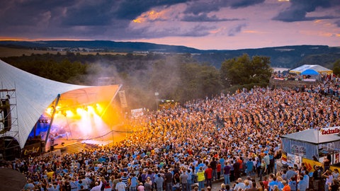 Legendäre Rockbühne Loreley unter freiem Himmel beim Untergehen der Sonne