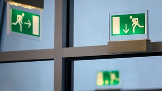 Notausgang-Schilder vor einem Fenster