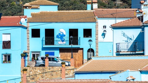Blaue Hausfassaden und eine Schlumpf-Malerei im spanischen Júzcar
