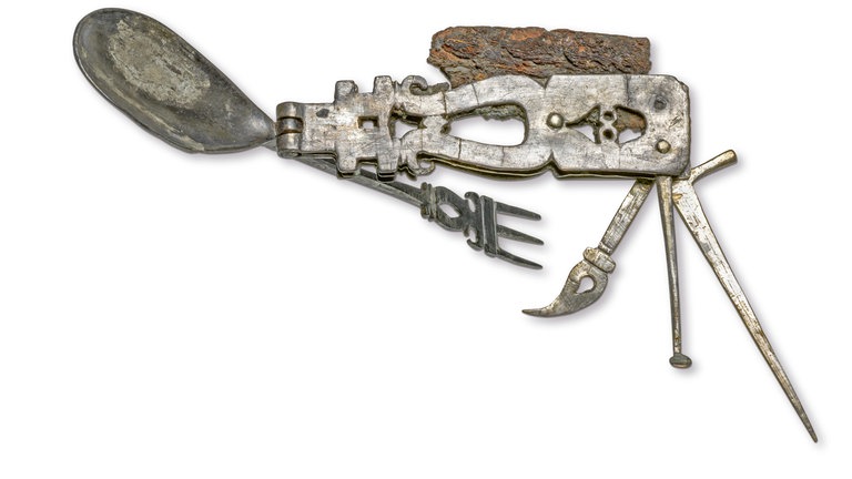 Römisches »Taschenmesser« mit dreizinkiger Gabel, Löffel, Spatel, Pickel, Dorn und Messer, Eisen, Silber; Mittelmeerraum; Mittlere römische Kaiserzeit, 201–300 n. Chr.; 88 × 155 cm   