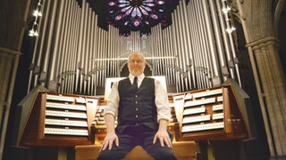 James D. Hicks vor der Orgel des Nidaros-Doms Trondheim Norwegen