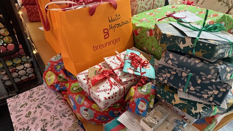 Geschenke stapeln sich