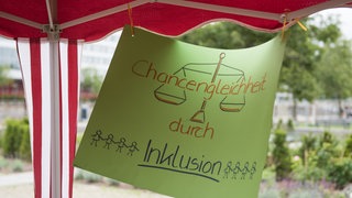 Plakat einer Demo für Inklusion