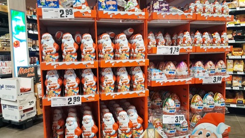 Schokonikoläuse in einem Supermarkt