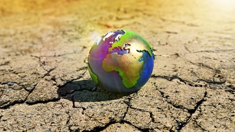 Erdkugel auf ausgetrocknetem Boden - Symbolfoto Klimawandel (Fotomontage)