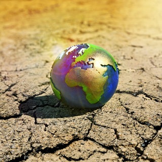 Erdkugel auf ausgetrocknetem Boden - Symbolfoto Klimawandel (Fotomontage)