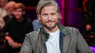 Der Schauspieler Sebastian Ströbel, aufgenommen bei der MDR-Talkshow Riverboat am 25.10.2024 in Leipzig,