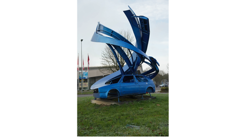 Stefan Rohrers Skulptur „Strudel“ ist eine Momentaufnahme eines Unfalls. Dazu arbeitet er mit alten Autokarosserien, die er verbiegt, dehnt und bearbeitet.