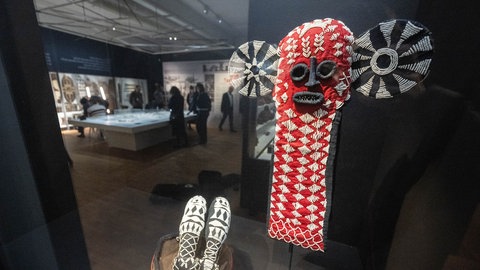 Eine zeremonielle Tanzmaske aus Westkamerun, die im Jahr 1903 nach Deutschland kam.