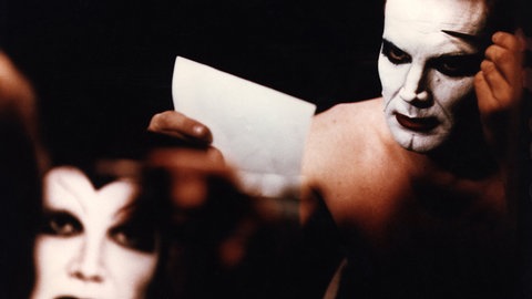 Klaus Maria Brandauer schminkt sich das Gesicht als Mephistofeles in Goethes "Faust". Filmszene aus "Mephisto"