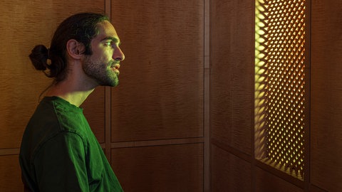 Kunstinstallation eines KI-Jesus im Beichtstuhl, 2024 in der Luzerner Peterskapelle