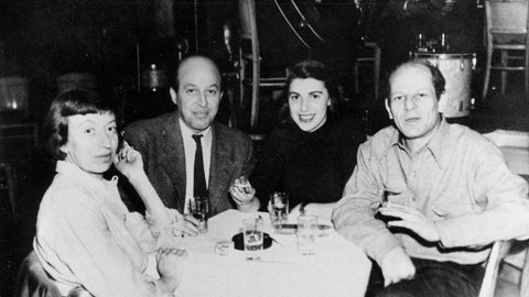 Vier Menschen an einem Tisch