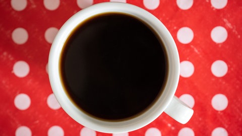 Kaffeetasse auf Tisch mit Punkten