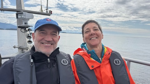 Ein Ehepaar beim Whalewatching