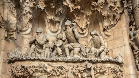 Ausschnitt aus dem Figurenreigen der Geburtsfassade von Gaudìs Sagrada Família