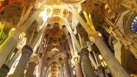 Die Passionsfassade von Antoni Gaudís Sagrada Familia ist in der Abenddämmerung in Barcelona zu sehen.