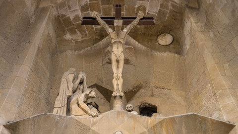 Kreuzigungsszene an der Passionsfassade der Sagrada Familia.