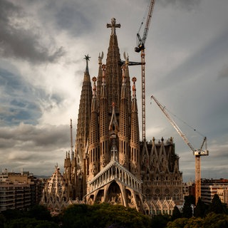 Die Passionsfassade von Antoni Gaudís Sagrada Familia ist in der Abenddämmerung in Barcelona zu sehen.