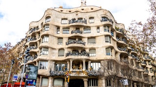 Casa Milà, Barcelona: vollständige Fassade mit Straßenansicht 