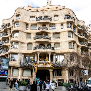 Casa Milà, Barcelona: vollständige Fassade mit Straßenansicht 