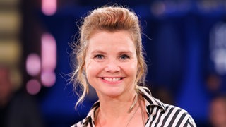 Porträtfoto Annette Frier mit Streifenbluse