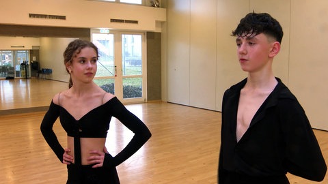 Die 13-jährigen Zwillinge Isabelle und Robert Gurevich aus Stuttgart stehen in Kleidung zum Tanzen im Tanzstudio.