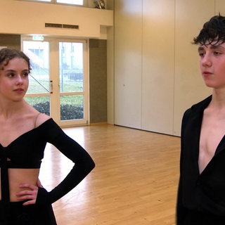 Die 13-jährigen Zwillinge Isabelle und Robert Gurevich aus Stuttgart stehen in Kleidung zum Tanzen im Tanzstudio.
