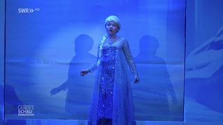 9-jährige Emmy steht auf der Musicalbühne