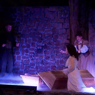 Schauspieler spielen auf der Bühne