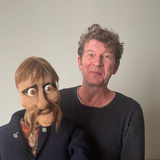 Theaterstück über Demenz - Dietmar Bertram mit der Klappmaulpuppe aus "Herr Gerber will heim".