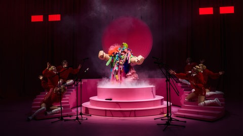 Im Zentrum: Paulina Alpen (Thomas Melle), darum herum: Ensemble (Doppelgänger)