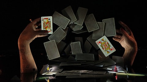 Bühnenbild der Bregenzer Festspielen zu Bizets "Carmen": Zwei Hände, zwischen denen Spielkarten zu schweben scheinen