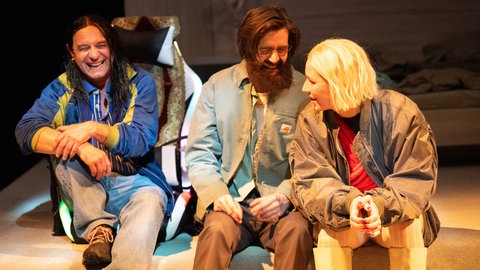 Michael Stiller (Manfred), Marco Massafra () und Katharina Hauter (S) eröffnen einen fingierten Onlineshop des Horrors