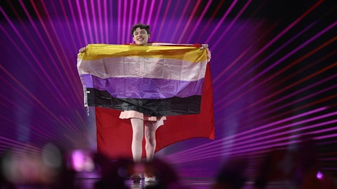ESC-Gewinner*in Nemo hält die Non-Binary-Flagge ins Publikum (2024)