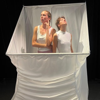 Die Tänzerinnen Laura Heise, links und Sarah Altherr, rechts.